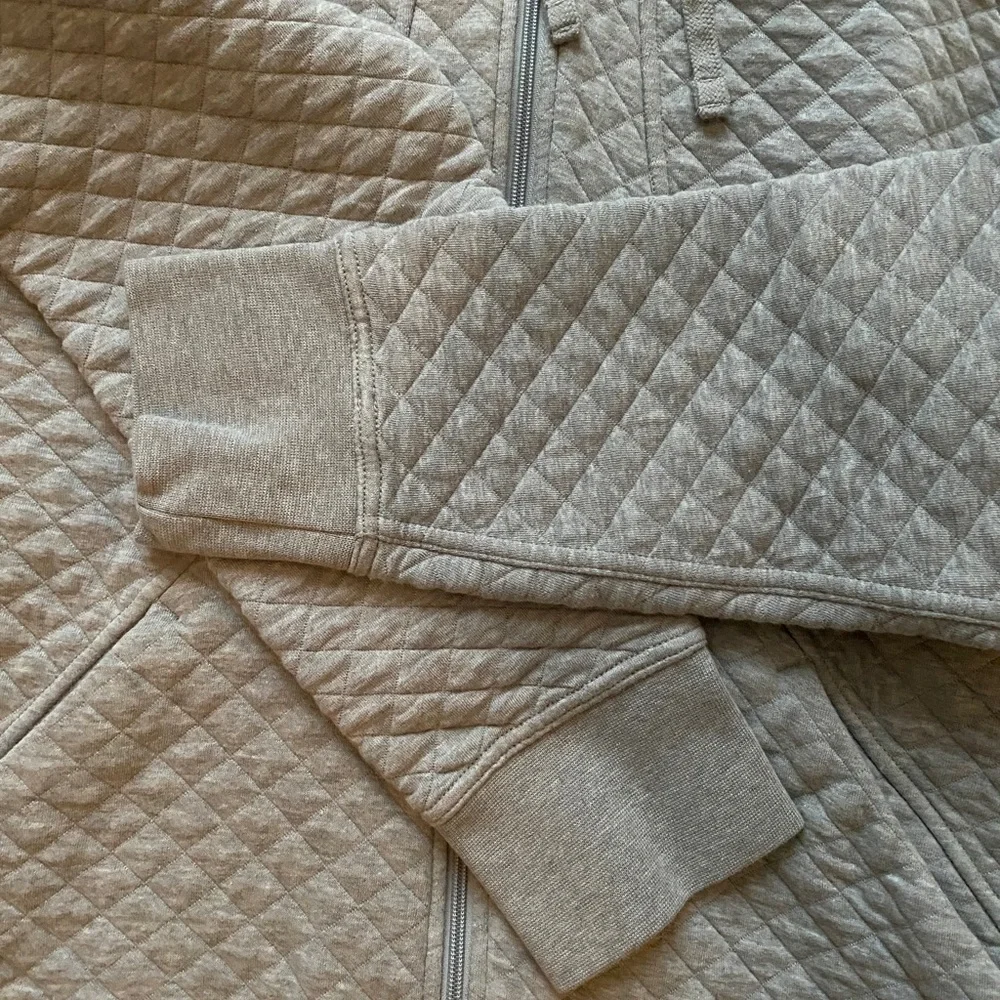 SOLD - Like New Patagonia organic cotton Quilted Hoodie - Picture 2 of 6